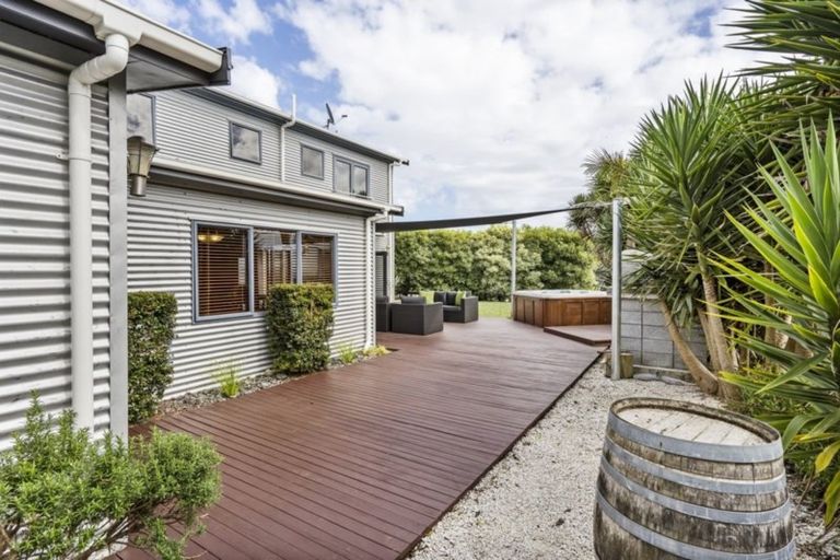 Photo of property in 92 Farm Park Road, Waiuku, 2681