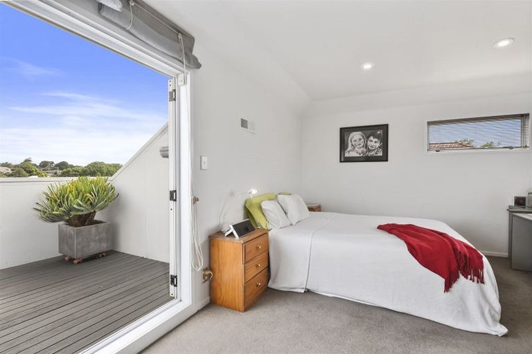 Photo of property in 1/30 Fraser Road, Narrow Neck, Auckland, 0624
