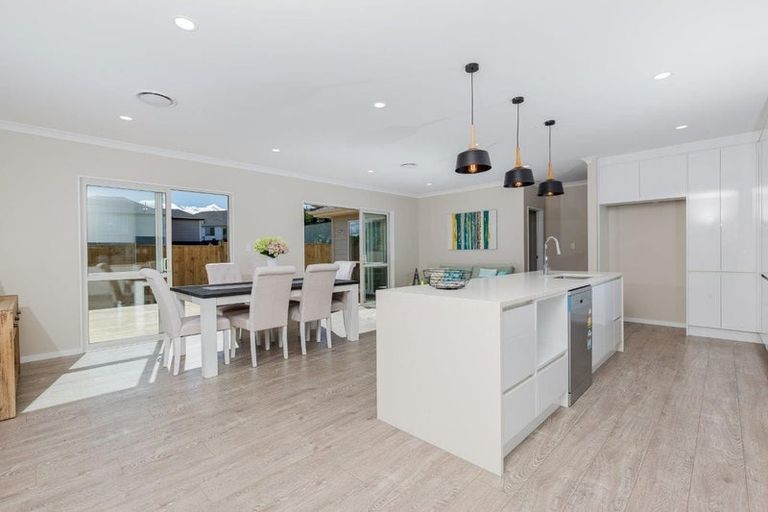 Photo of property in 18 Syd Grant Crescent, Orewa, 0931