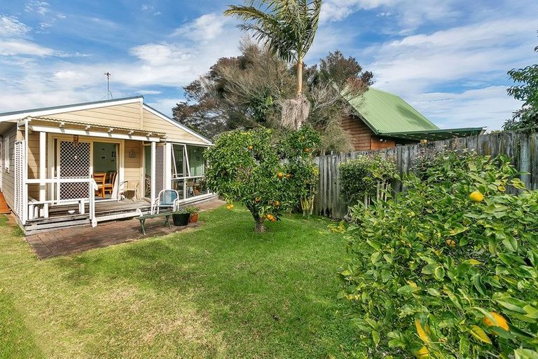 Photo of property in 2/218 Sunnynook Road, Totara Vale, Auckland, 0627