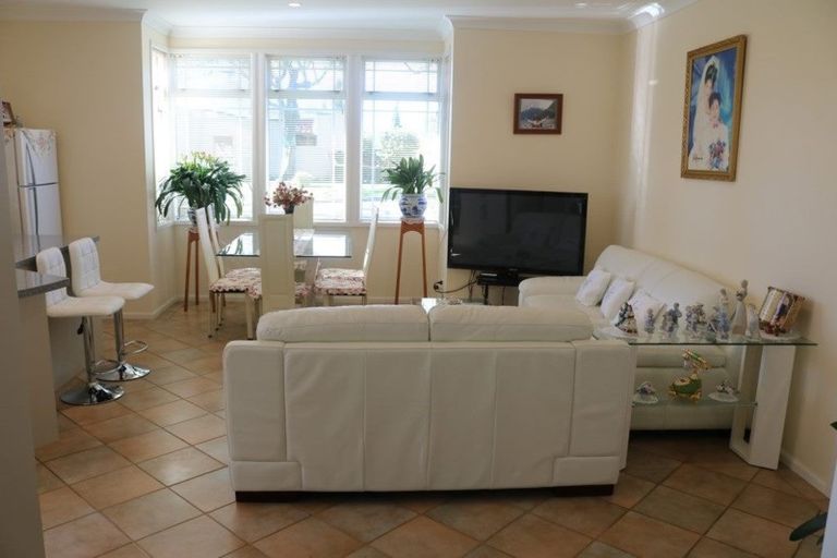 Photo of property in 4 The Oaks, Awapuni, Palmerston North, 4412