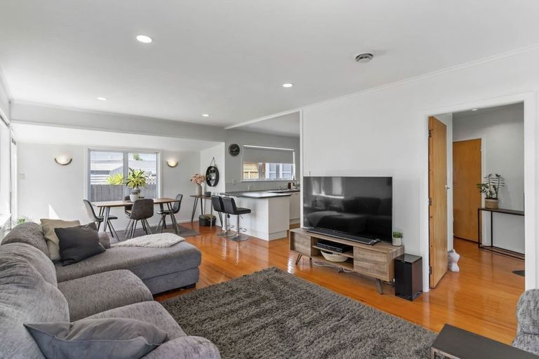 Photo of property in 70 Edgewater Drive, Pakuranga, Auckland, 2010