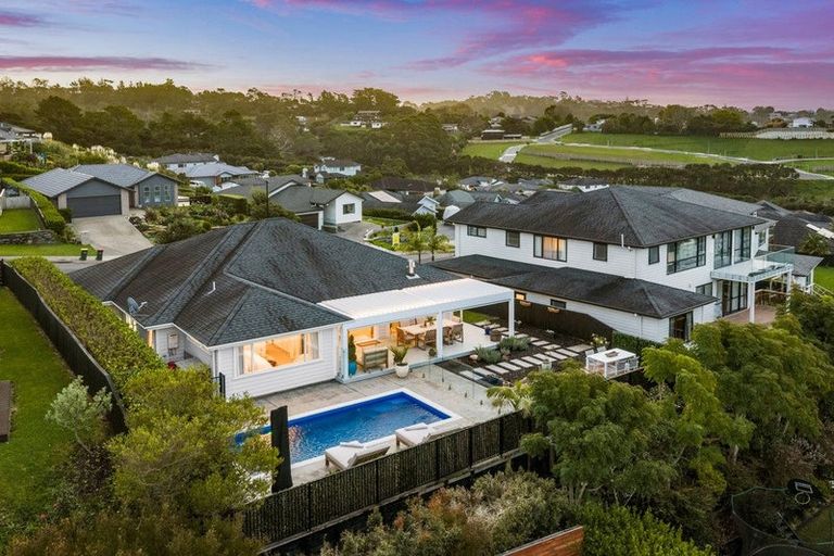 Photo of property in 24 Woodridge Drive, Stanmore Bay, Whangaparaoa, 0932