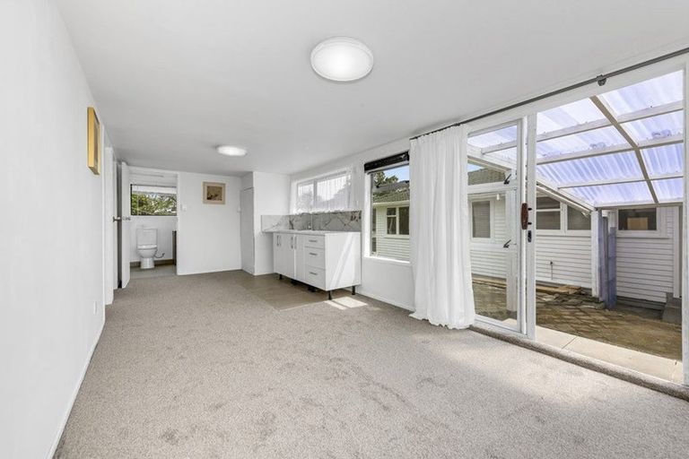 Photo of property in 56 Kemble Close, Mangere, Auckland, 2022