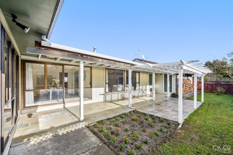 Photo of property in 17 King Charles Drive, Kingsley Heights, Upper Hutt, 5018