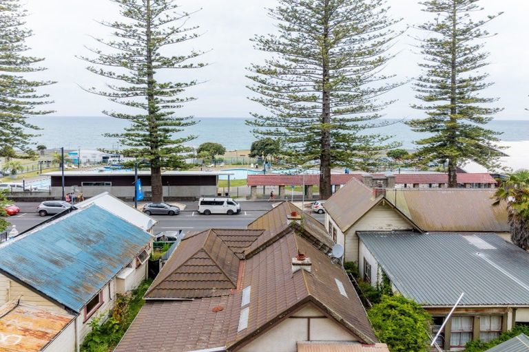 Photo of property in 33 Marine Parade, Bluff Hill, Napier, 4110