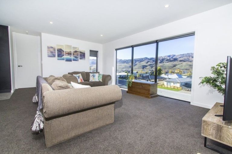 Photo of property in 75 Stratford Drive, Mount Pisa, Cromwell, 9383