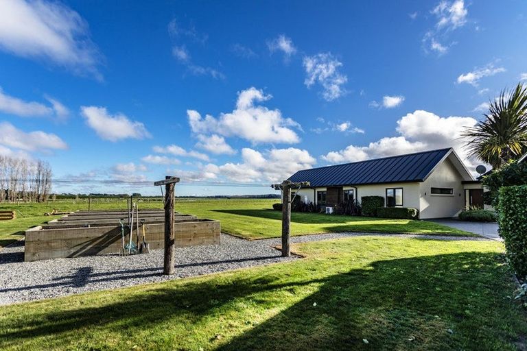 Photo of property in 585 Coutts Island Road, Coutts Island, Christchurch, 7670