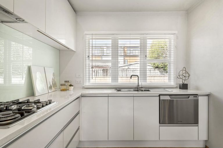 Photo of property in 2/134 Onewa Road, Northcote, Auckland, 0627