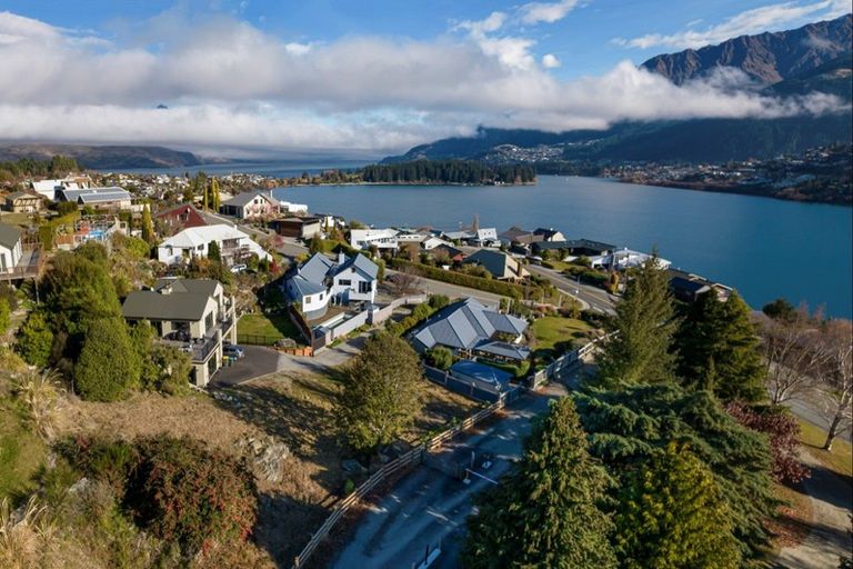 Photo of property in 4a Balmoral Drive, Kelvin Heights, Queenstown, 9300