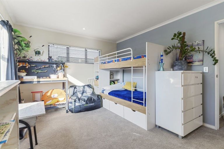 Photo of property in 2/79 Island Road, Beach Haven, Auckland, 0626