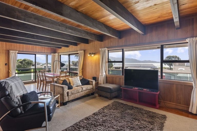 Photo of property in 11 Waiheke Street, Waikanae Beach, Waikanae, 5036