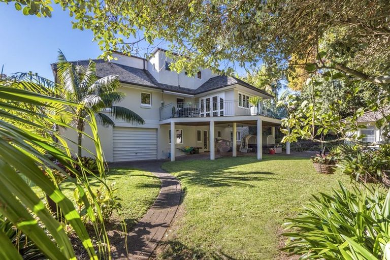 Photo of property in 2 Pleasant Place, Mellons Bay, Auckland, 2014