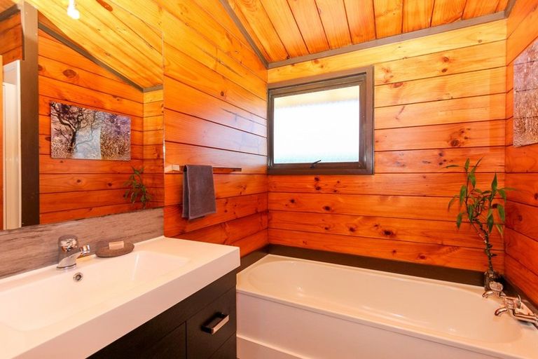 Photo of property in 77 Riversdale Drive, Merrilands, New Plymouth, 4312