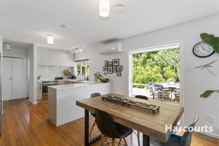 Photo of property in 2/92 Kervil Avenue, Te Atatu Peninsula, Auckland, 0610