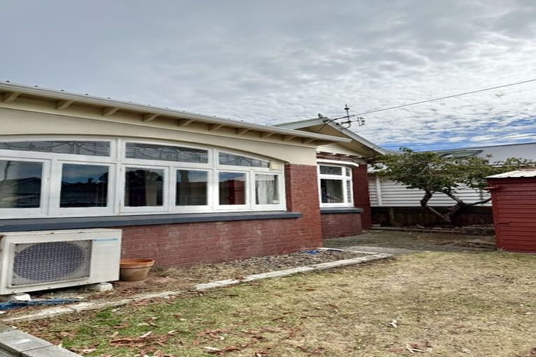 Photo of property in 98 Endeavour Street, Lyall Bay, Wellington, 6022