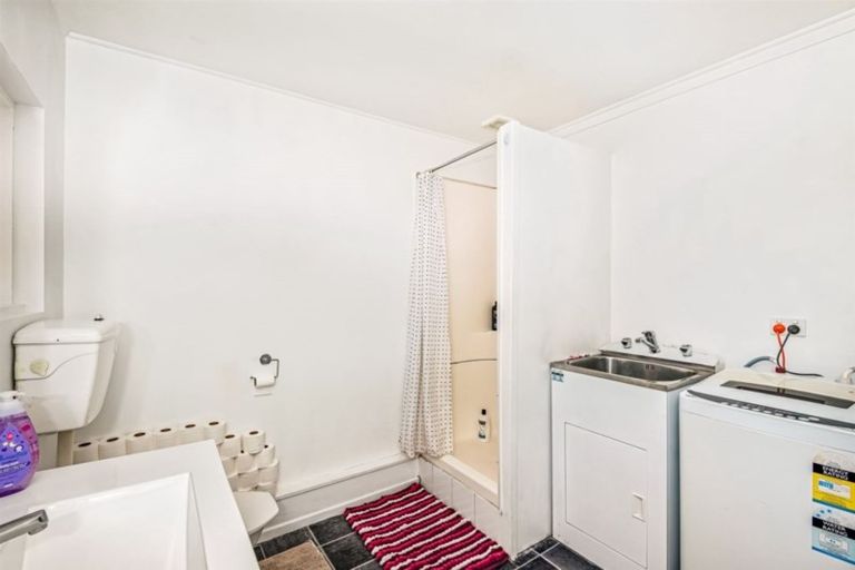 Photo of property in 365 Wairau Road, Totara Vale, Auckland, 0629