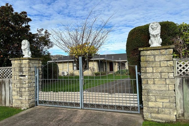 Photo of property in 14 Charnwood Grove, Waikanae, 5036