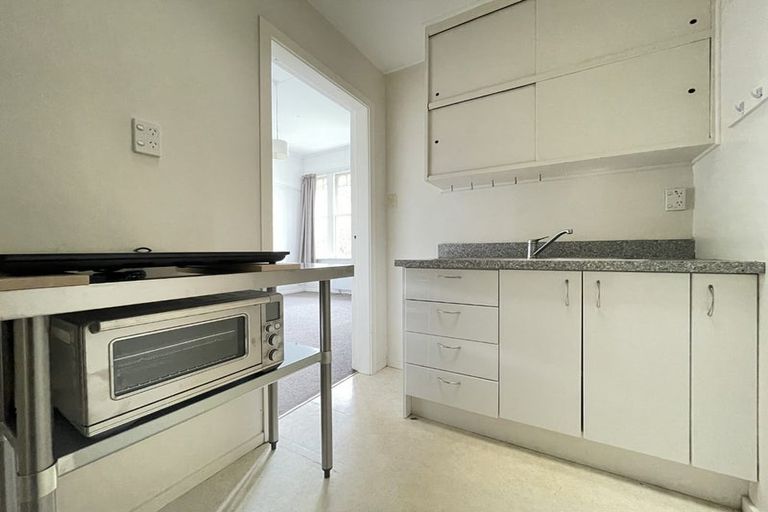 Photo of property in 150 Kelburn Parade, Kelburn, Wellington, 6012