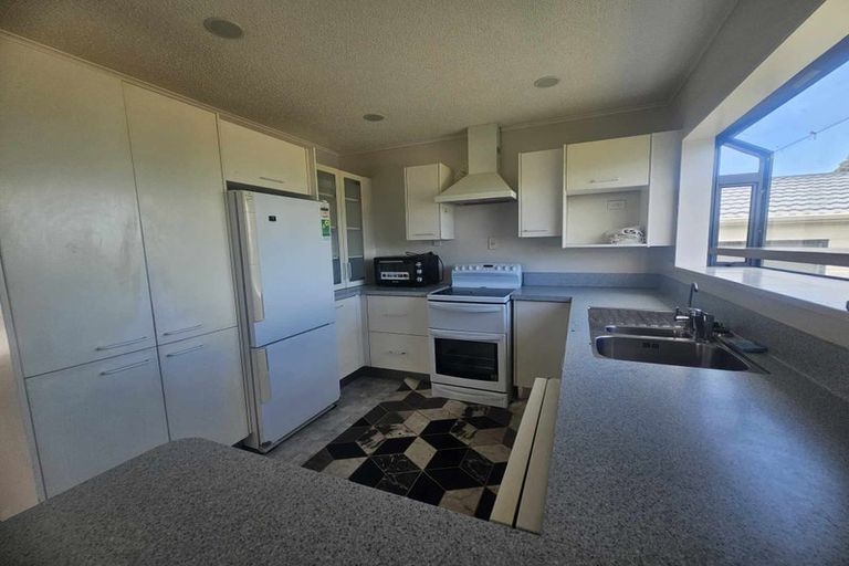 Photo of property in 3 Bayswater Place, Newlands, Wellington, 6037