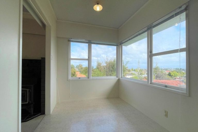 Photo of property in 12 Grenada Avenue, Forrest Hill, Auckland, 0620