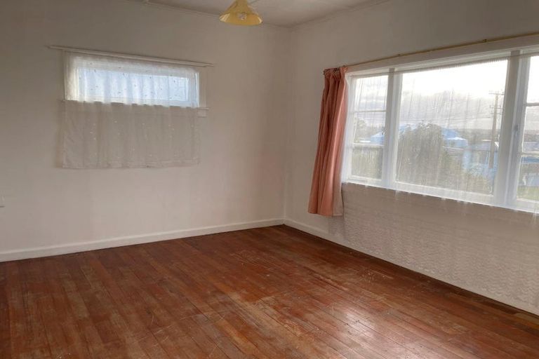 Photo of property in 17 Lavelle Road, Henderson, Auckland, 0612