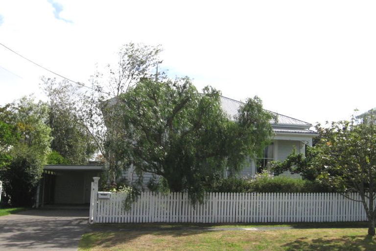 Photo of property in 9 Tui Glen Road, Birkenhead, Auckland, 0626