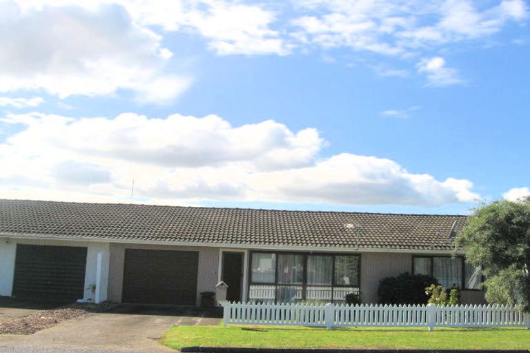Photo of property in 2/1 Jennifer Place, Papatoetoe, Auckland, 2025