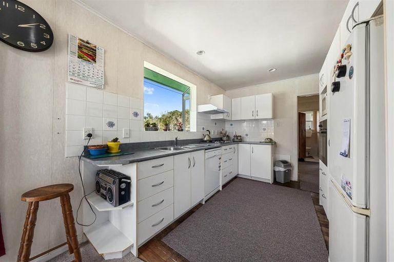 Photo of property in 9 Kuaka Place, New Lynn, Auckland, 0600