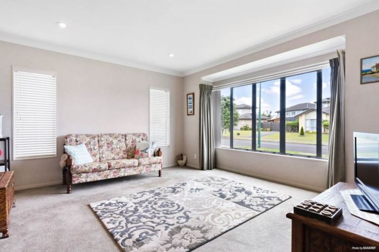Photo of property in 52 Stranraer Crescent, Wattle Downs, Auckland, 2103