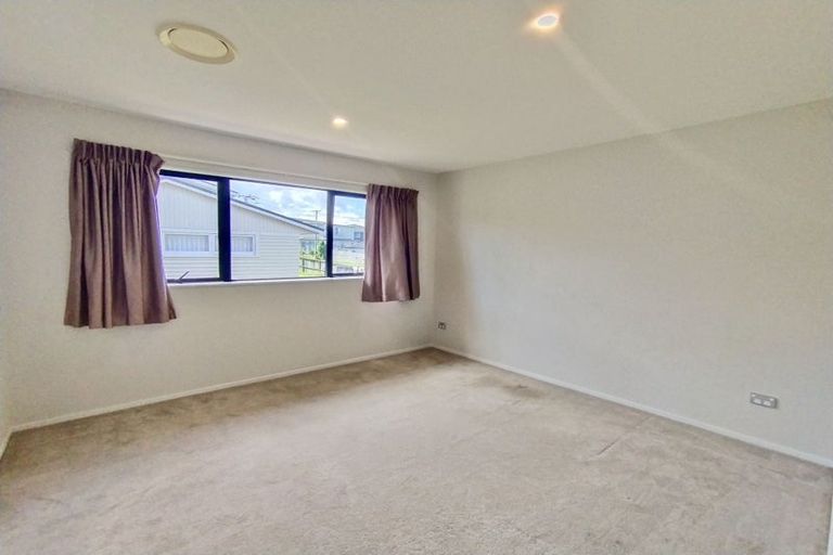 Photo of property in 3a Crystal Avenue, Glendene, Auckland, 0602