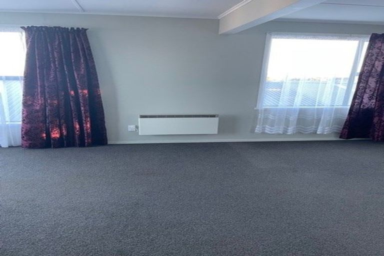 Photo of property in 39 Cotswold Crescent, Newlands, Wellington, 6037