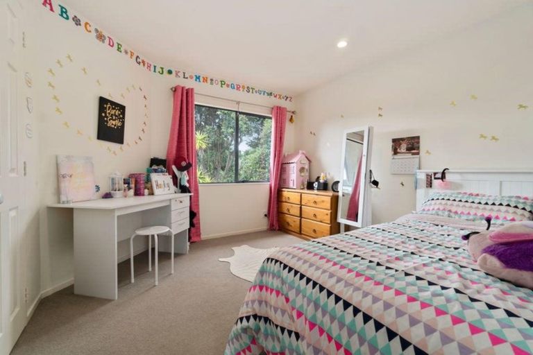 Photo of property in 19 Rosetti Rise, West Harbour, Auckland, 0618
