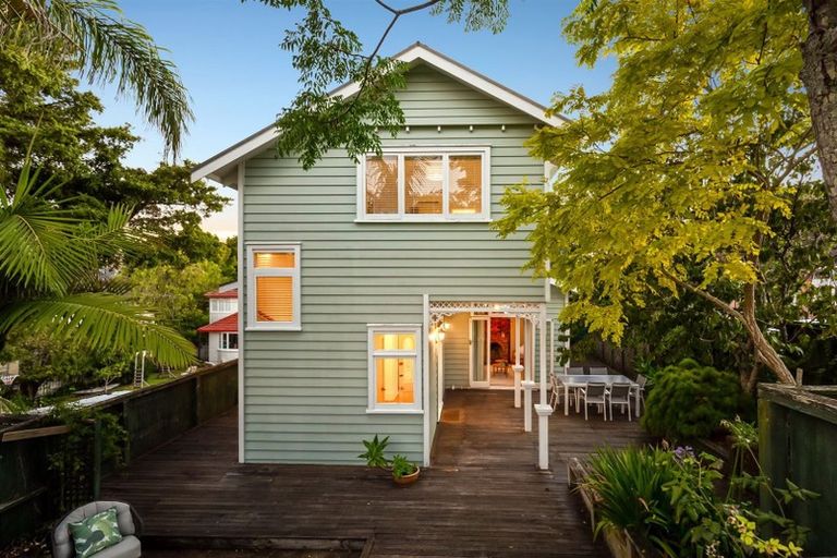 Photo of property in 25a Belle Vue Avenue, Northcote Point, Auckland, 0627