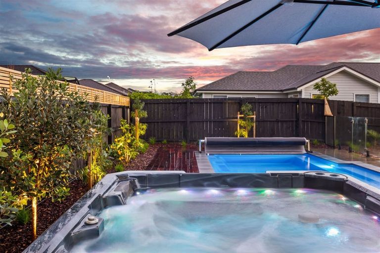 Photo of property in 5 Aporo Drive, Kumeu, 0810