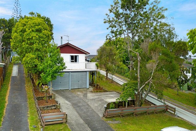 Photo of property in 11 Temuri Place, Glendene, Auckland, 0602