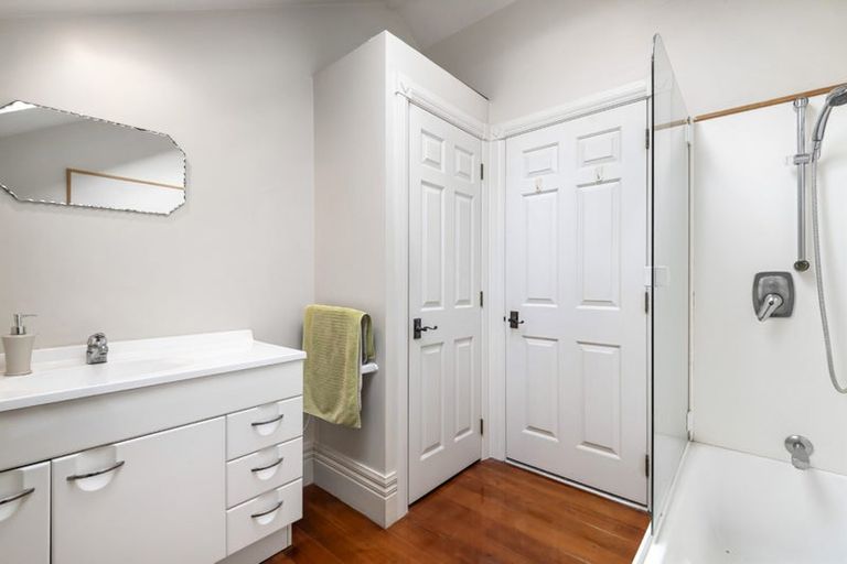 Photo of property in 1/14 Beach Road, Northcote Point, Auckland, 0627