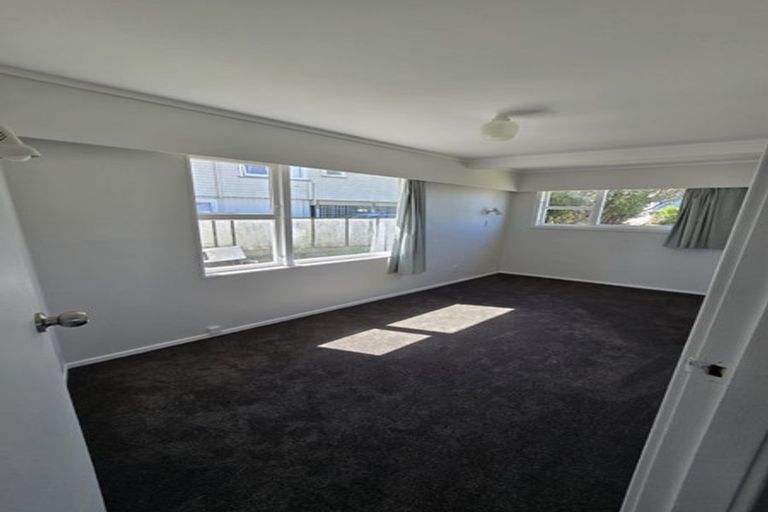 Photo of property in 25 Bellringer Crescent, Newlands, Wellington, 6037