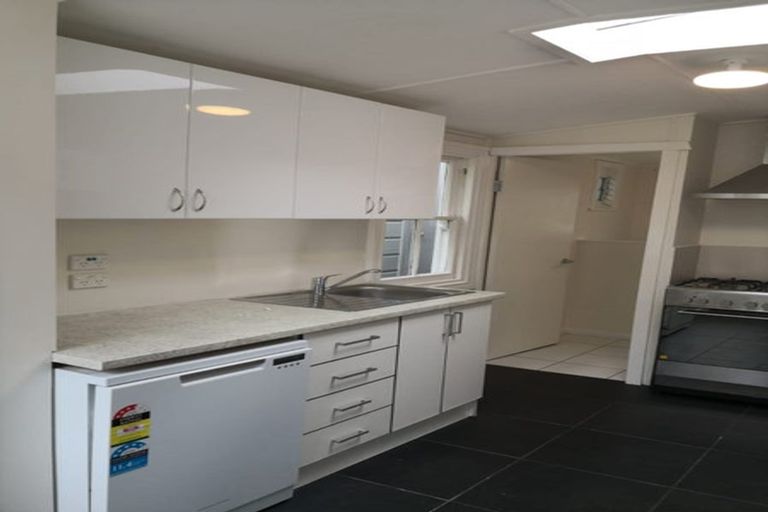 Photo of property in 6 Rixon Grove, Mount Victoria, Wellington, 6011