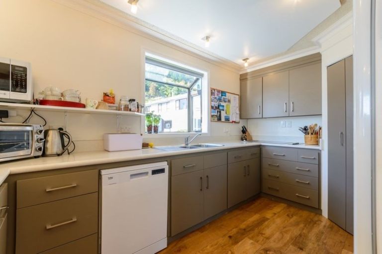 Photo of property in 20 Broadway, Picton, 7220