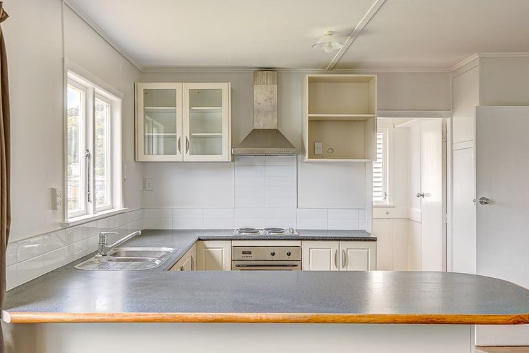 Photo of property in 115-117 Sievers Grove, Cannons Creek, Porirua, 5024