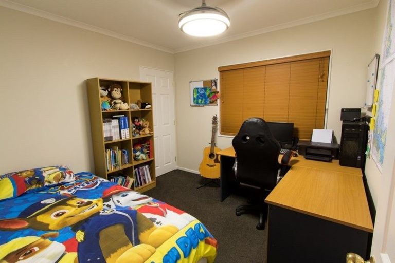 Photo of property in 8a Edgware Road, West Harbour, Auckland, 0618