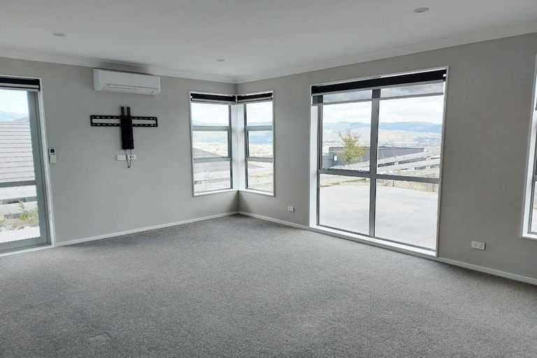 Photo of property in 31 Percy Kinsman Crescent, Riverstone Terraces, Upper Hutt, 5018