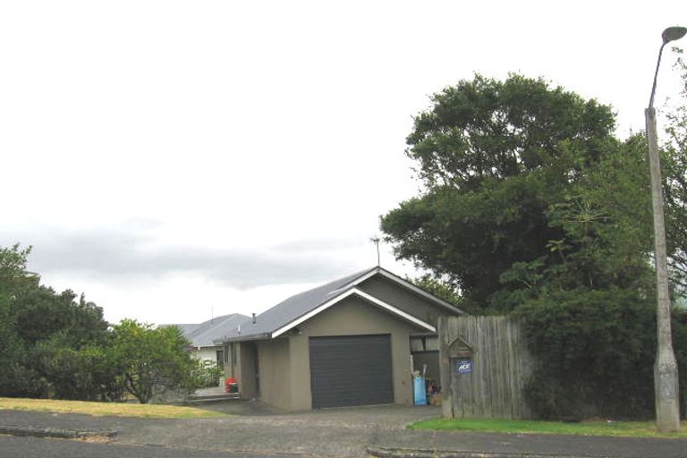 Photo of property in 2 Wylie Avenue, Sunnynook, Auckland, 0620