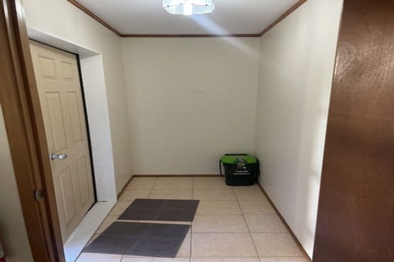 Photo of property in 8 Kirkdale Place, Northcross, Auckland, 0632