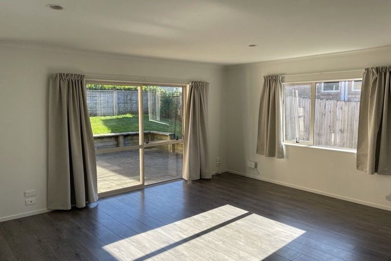 Photo of property in 35 Chesterfield Way, Orewa, 0931