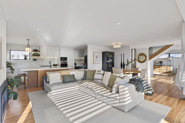 Photo of property in 24 Tiri Road, Milford, Auckland, 0620