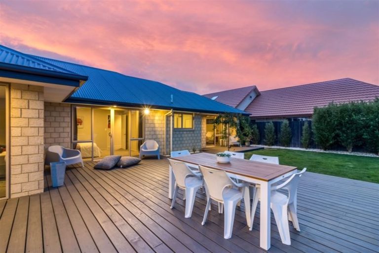 Photo of property in 6 Woodhaven Place, Parklands, Christchurch, 8083