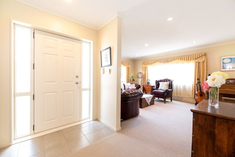 Photo of property in 14 Bridgefield Crescent, Flat Bush, Auckland, 2016