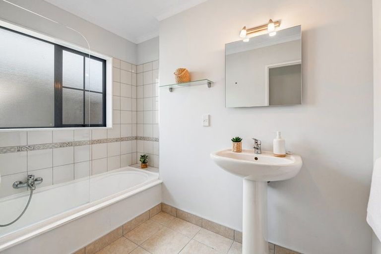 Photo of property in 2/20 Greta Place, Stanmore Bay, Whangaparaoa, 0932